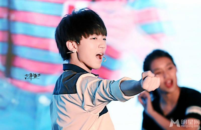 TFBOYS王俊凯《中国文艺》两个虎牙可爱至极_图-22