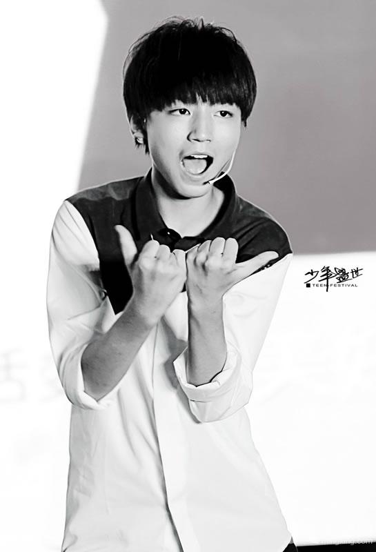 TFBOYS王俊凯《中国文艺》两个虎牙可爱至极_图-13
