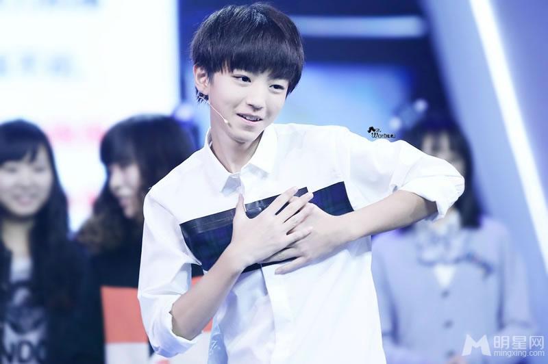 TFBOYS王俊凯《中国文艺》两个虎牙可爱至极_图-1