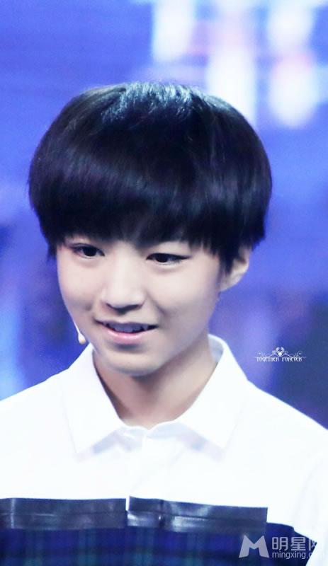 TFBOYS王俊凯《中国文艺》两个虎牙可爱至极_图-15