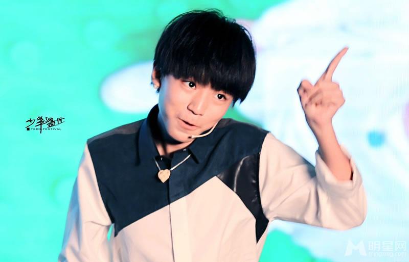 TFBOYS王俊凯《中国文艺》两个虎牙可爱至极_图-18
