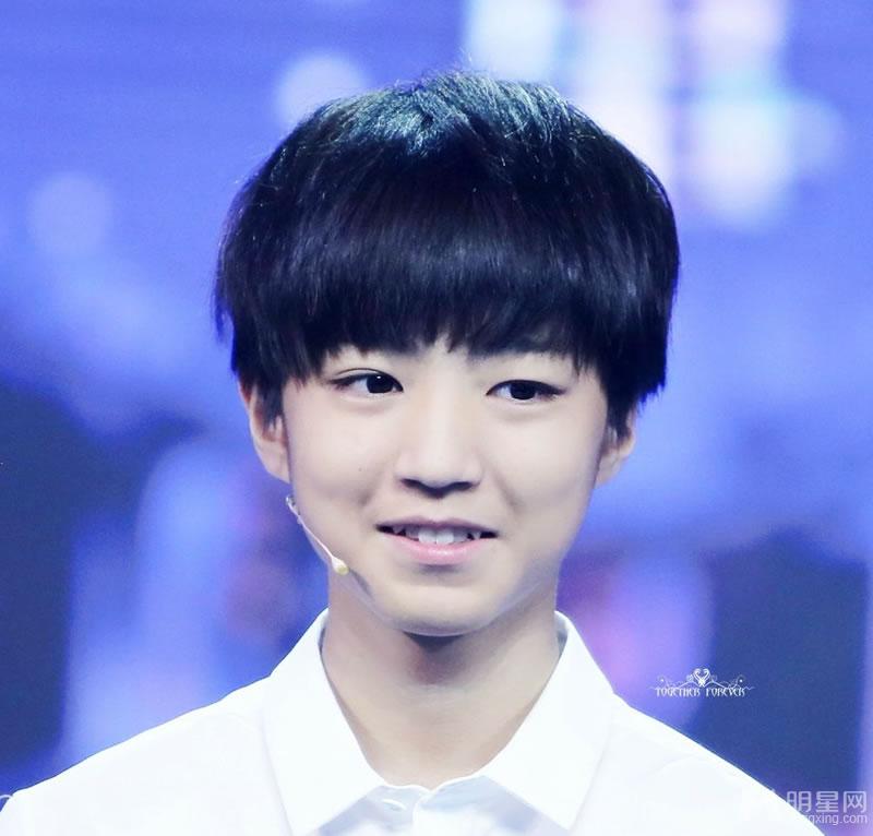 TFBOYS王俊凯《中国文艺》两个虎牙可爱至极_图-4