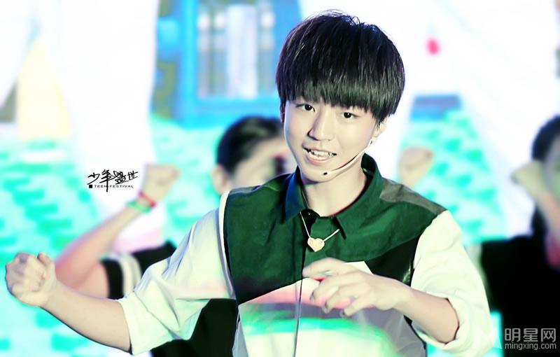 TFBOYS王俊凯《中国文艺》两个虎牙可爱至极_图-39