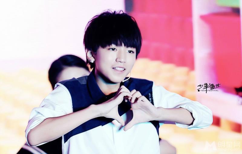TFBOYS王俊凯《中国文艺》两个虎牙可爱至极_图-9