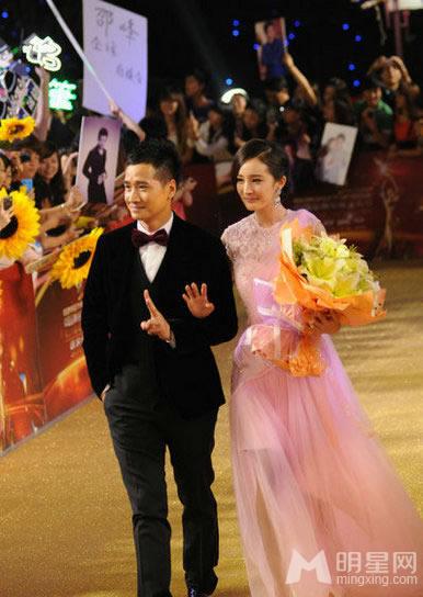 杨幂勇夺金鹰节视后牵手何晟铭现身_图-3