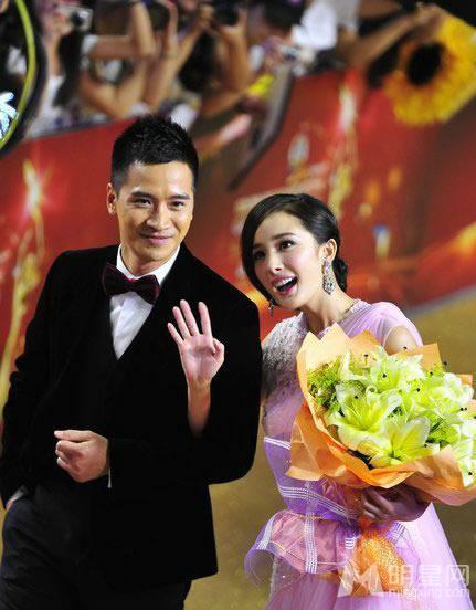 杨幂勇夺金鹰节视后牵手何晟铭现身_图-1
