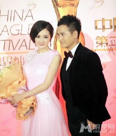 杨幂勇夺金鹰节视后牵手何晟铭现身_图-5