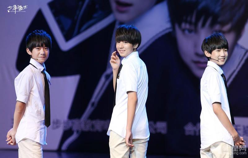 TFBOYS步步高家教机重庆见面会易烊千玺大展书法_图-27