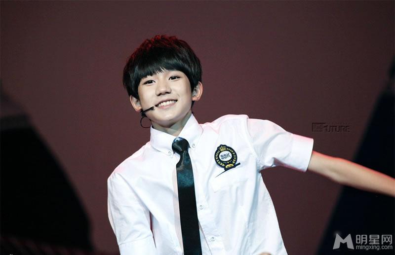 TFBOYS步步高家教机重庆见面会易烊千玺大展书法_图-6