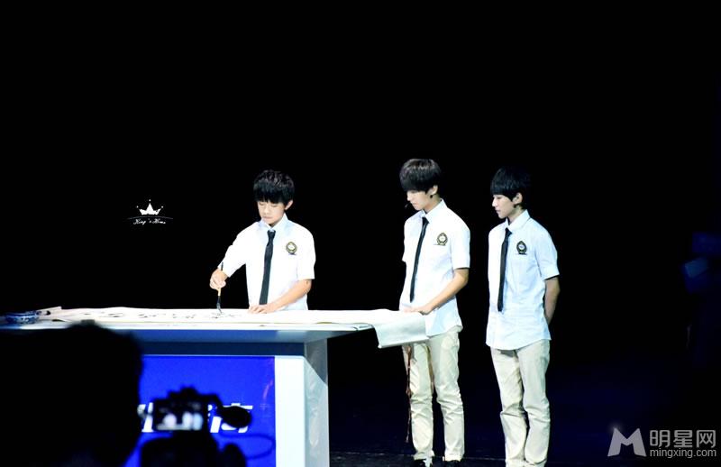 TFBOYS步步高家教机重庆见面会易烊千玺大展书法_图-10