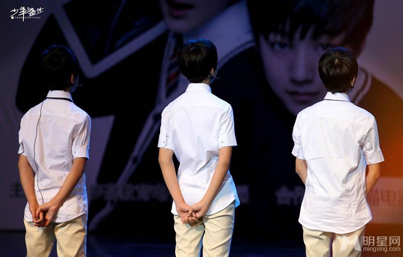 TFBOYS步步高家教机重庆见面会易烊千玺大展书法_图-26