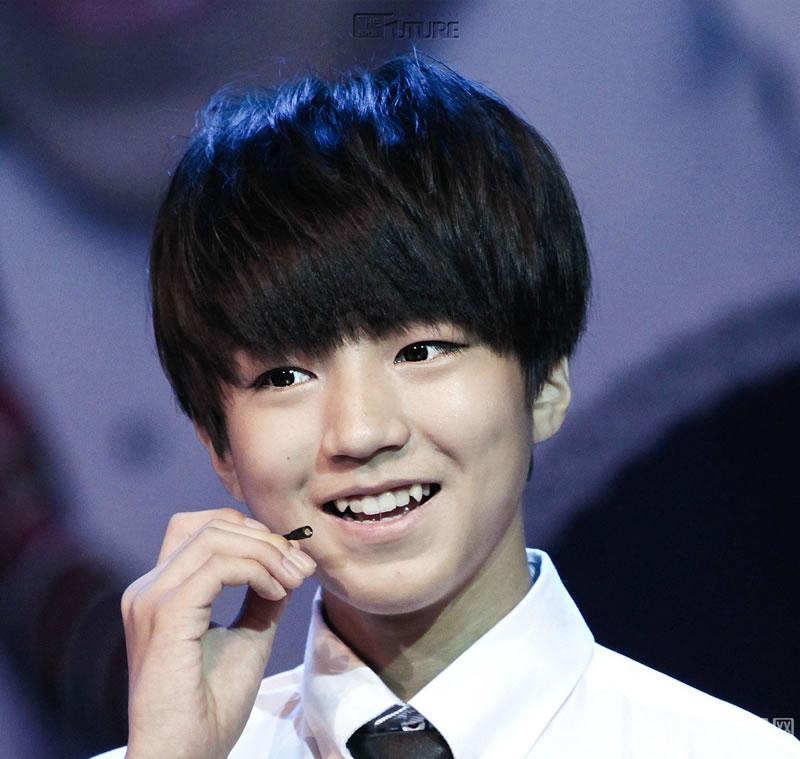 TFBOYS步步高家教机重庆见面会易烊千玺大展书法_图-5