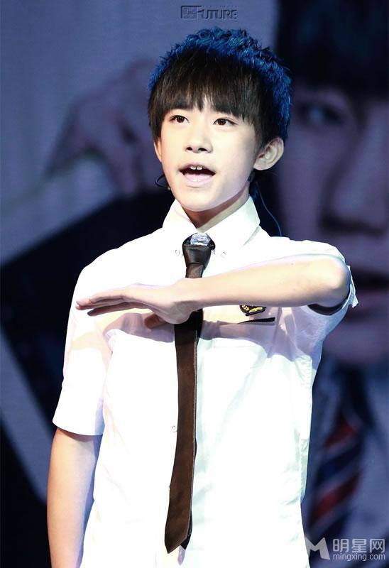 TFBOYS步步高家教机重庆见面会易烊千玺大展书法_图-1