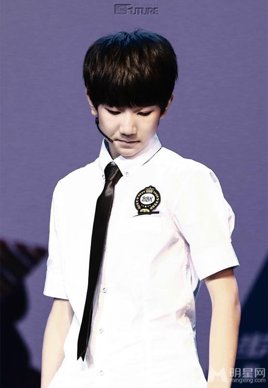 TFBOYS步步高家教机重庆见面会易烊千玺大展书法_图-11
