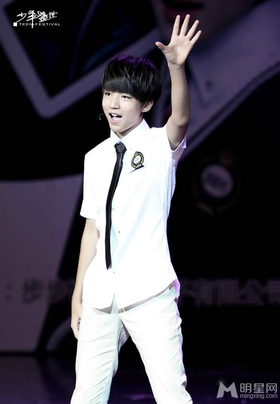 TFBOYS步步高家教机重庆见面会易烊千玺大展书法_图-28