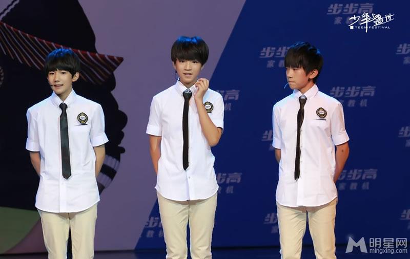 TFBOYS步步高家教机重庆见面会易烊千玺大展书法_图-8