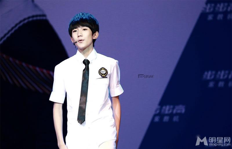 TFBOYS步步高家教机重庆见面会易烊千玺大展书法_图-12