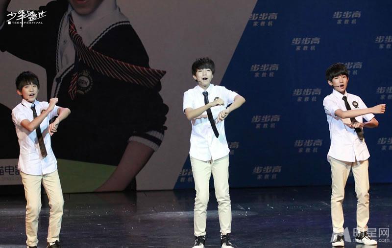 TFBOYS步步高家教机重庆见面会易烊千玺大展书法_图-21