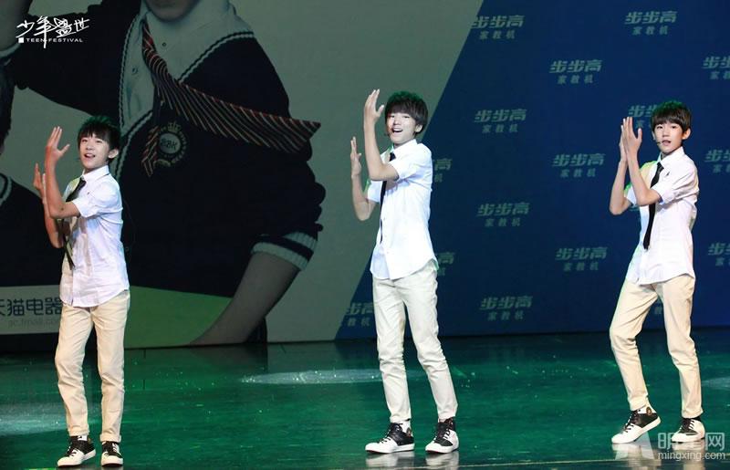 TFBOYS步步高家教机重庆见面会易烊千玺大展书法_图-3