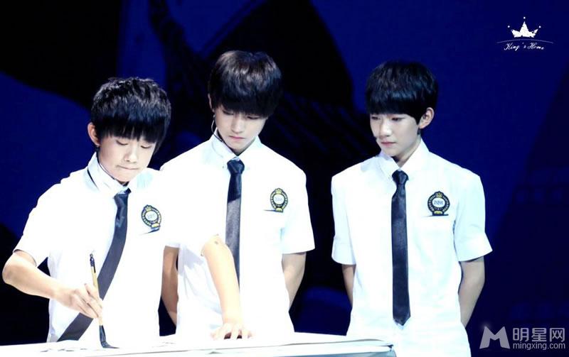 TFBOYS步步高家教机重庆见面会易烊千玺大展书法_图-17