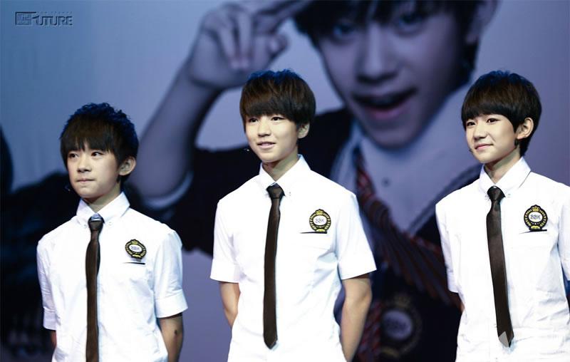 TFBOYS步步高家教机重庆见面会易烊千玺大展书法_图-4