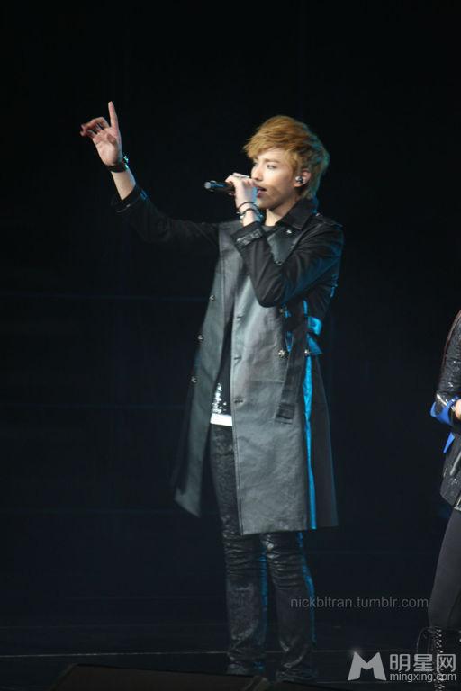 吴亦凡2012年美国洛杉矶SMTOWN演唱会帅气开嗓_图-3