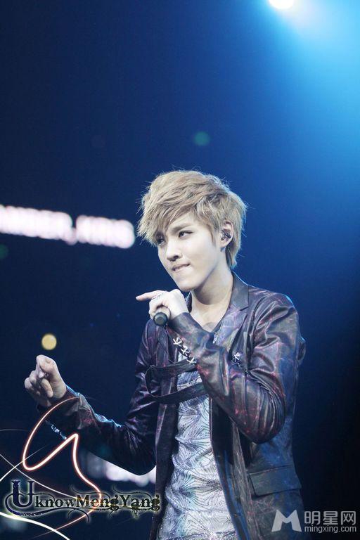 吴亦凡2012年美国洛杉矶SMTOWN演唱会帅气开嗓_图-5