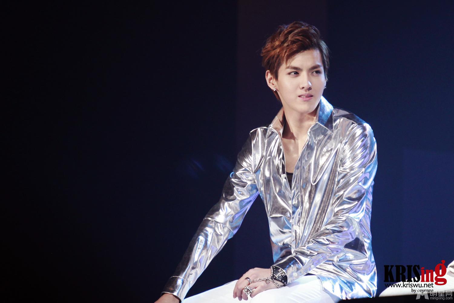 吴亦凡2012年首尔SHOWCASE倾情演唱颜神颜值爆表引粉丝尖叫_图-1