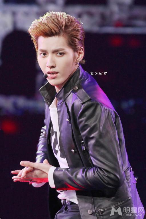 2013年吴亦凡CCTV网络春晚录制颜值太高粉丝尖叫_图-13