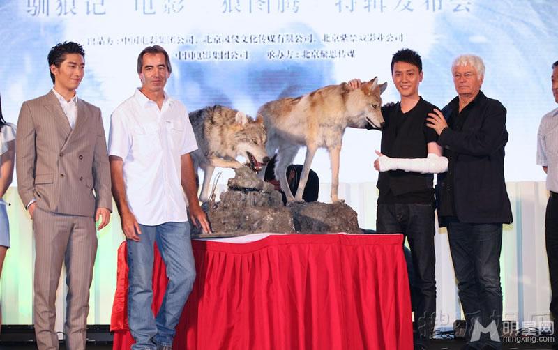 2014年《狼图腾》电影发布会冯绍峰窦骁活泼好动_图-15