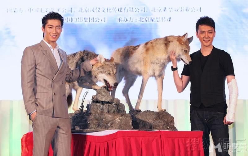 2014年《狼图腾》电影发布会冯绍峰窦骁活泼好动_图-8