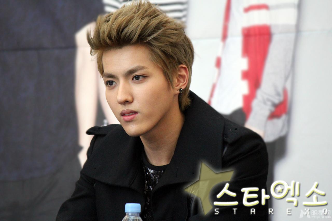 2012年EXO韩国永登浦签售吴亦凡图片黑色系服装衬托高品质颜值_图-13