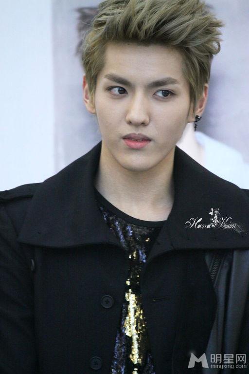 2012年EXO韩国永登浦签售吴亦凡图片黑色系服装衬托高品质颜值_图-1