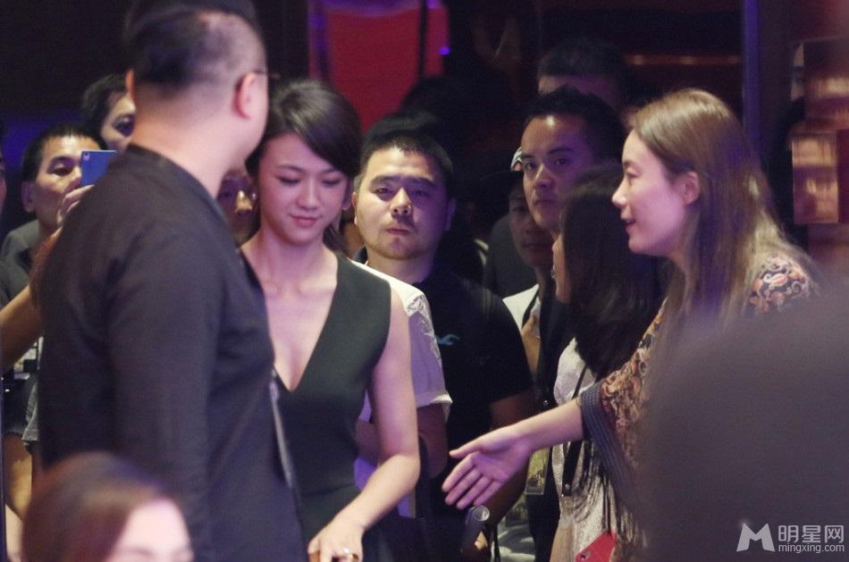 汤唯深V黑裙秀性感遇粉丝求合影显亲和_图-2