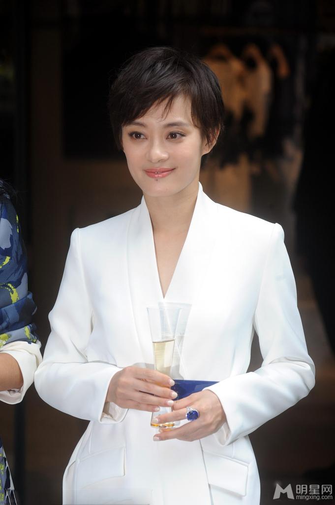 孙俪穿白西装现身上海OL范似女总裁_图-3