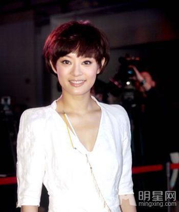 孙俪穿白西装现身上海OL范似女总裁_图-5