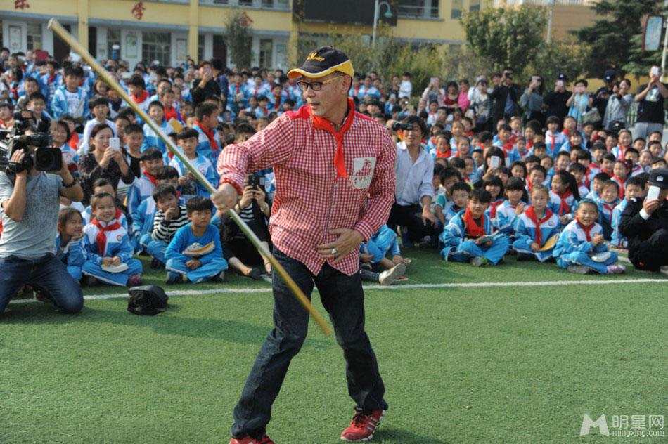 六小龄童安徽传书香现场再耍“金箍棒_图-1