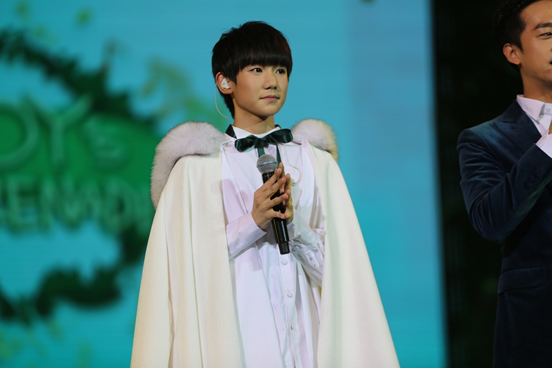 TFBOYS王源生日会白色西装帅气_图-3