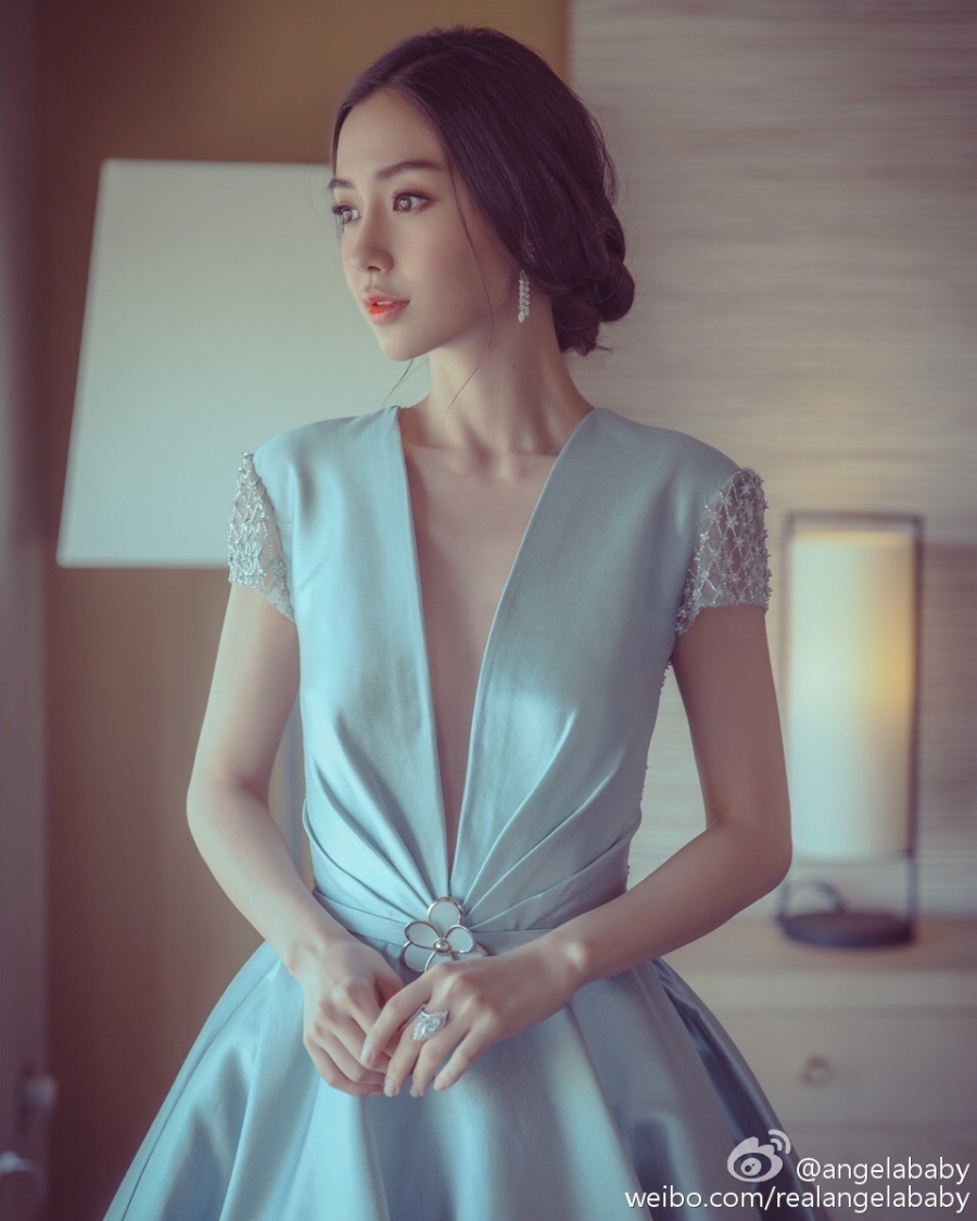 杨颖出席华谊发布会低胸长裙华丽唯美_图-3