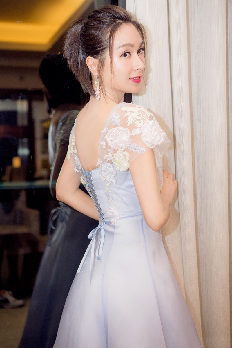 杨恭如出席盛典活动精致礼裙少女感十足_图-5