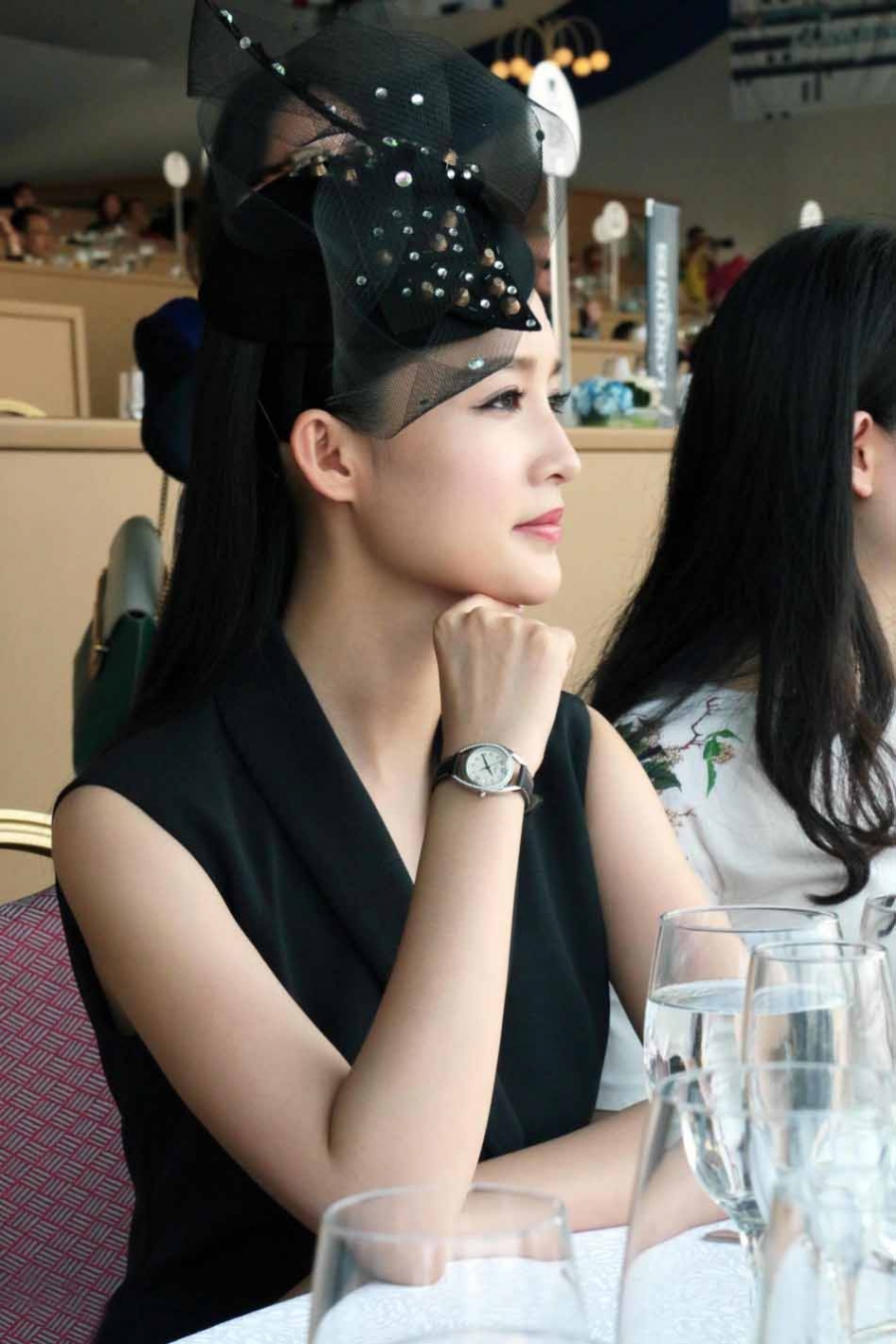 李沁亮相马术活动西装式小礼服优雅率性_图-4