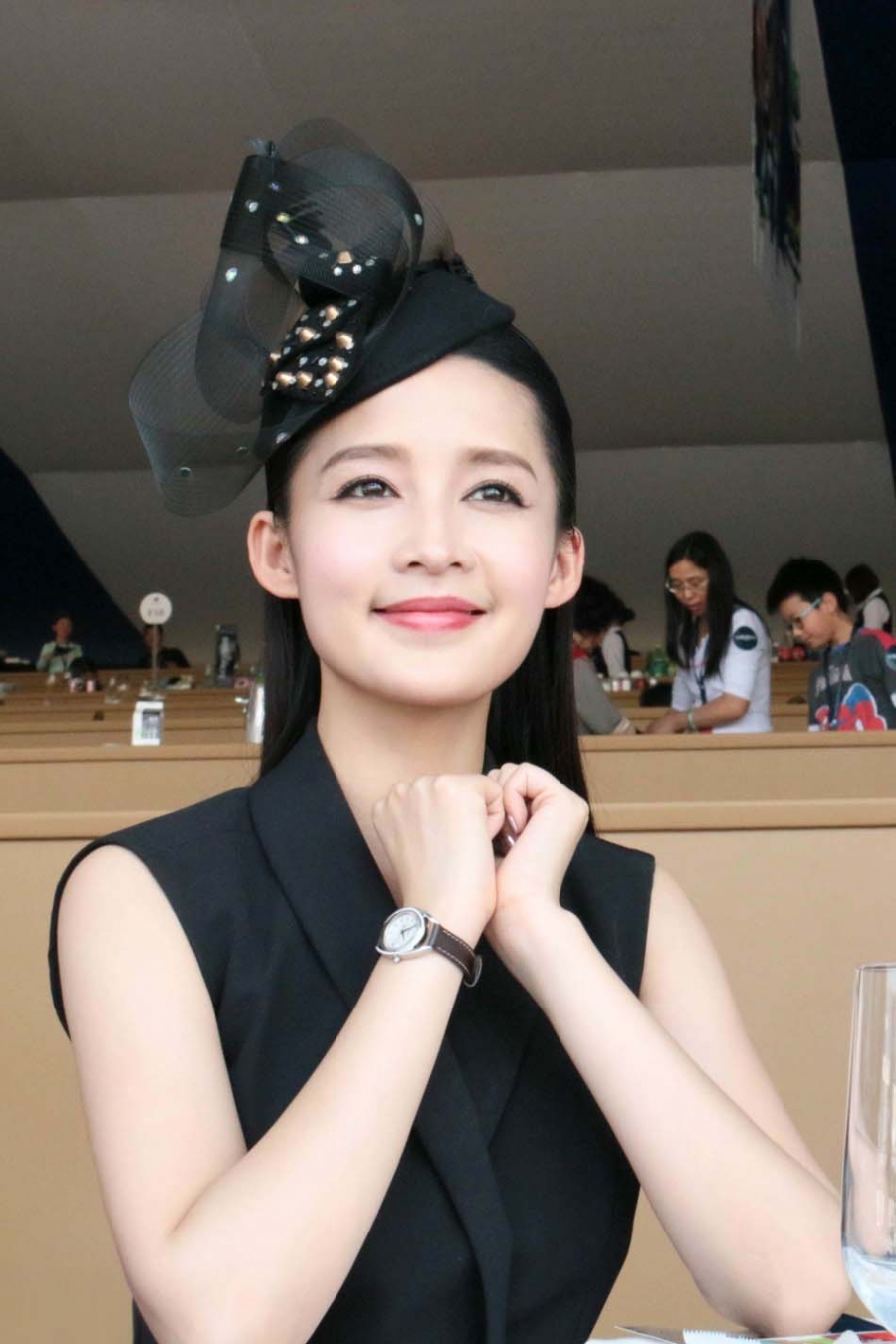 李沁亮相马术活动西装式小礼服优雅率性_图-6