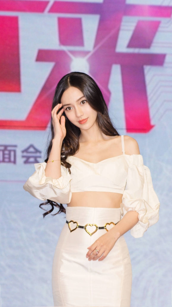杨颖参加品牌活动小露蛮腰俏皮可爱_图-1