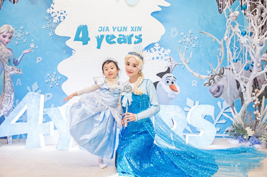sweet！李小璐一家化身冰雪奇缘为甜馨庆生_图-4
