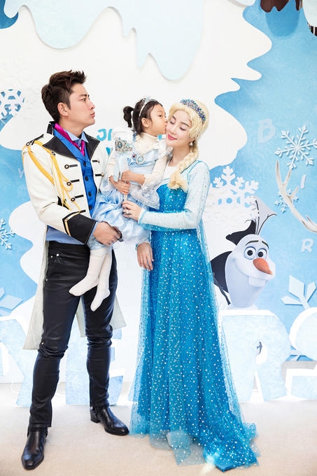 sweet！李小璐一家化身冰雪奇缘为甜馨庆生_图-2