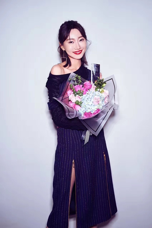 李斯羽获“美容风尚ICON”大奖大长腿抢镜_图-3