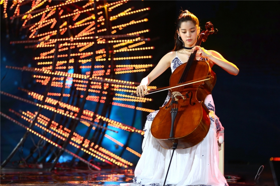 2017微博电影之夜现场欧阳娜娜大提琴演奏“爱乐之城主题曲”_图-2