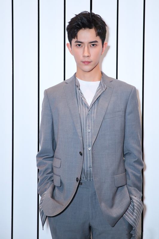 于朦胧出席某活动西服白鞋玩转早秋秀场_图-8