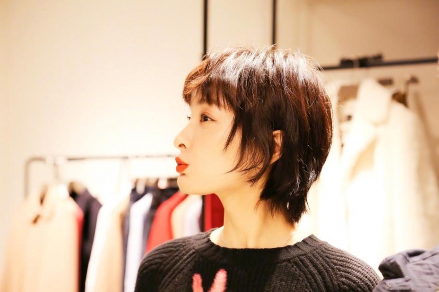 吴昕晒九宫格活动照花美人更美_图-2
