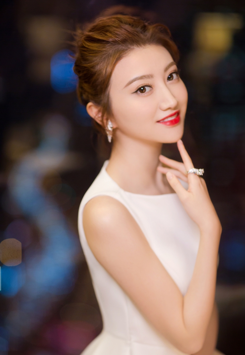 景甜白衣红唇甜美灵动气质出众整个人白成行走的发光体_图-4